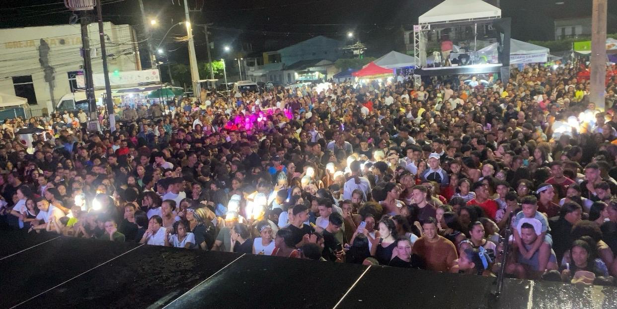 Primeira noite da Semana da Cultura Evangélica de Catu reúne multidão e grandes nomes da música gospel
