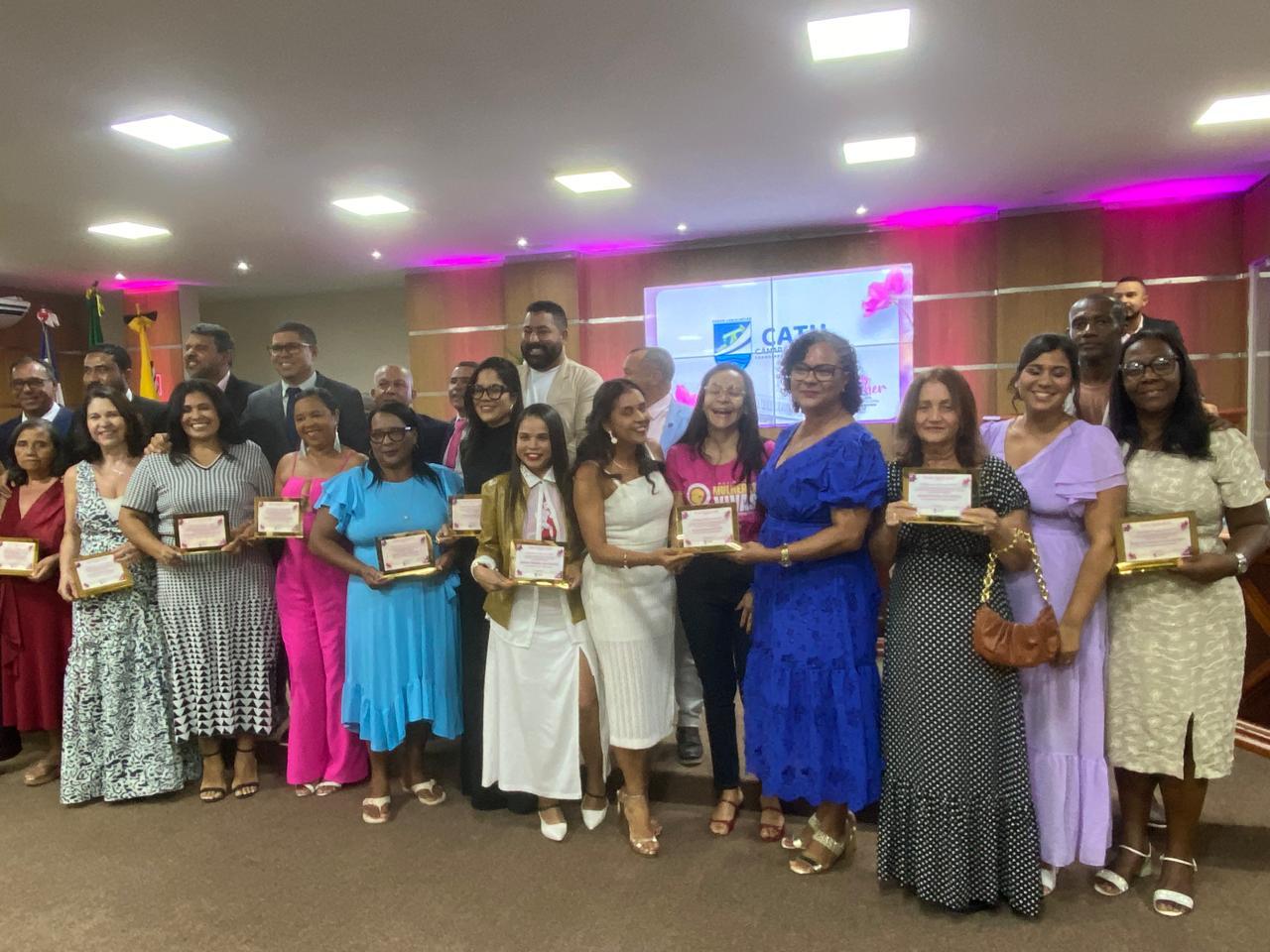 Câmara Municipal de Catu valoriza o papel da mulher em noite de homenagens.