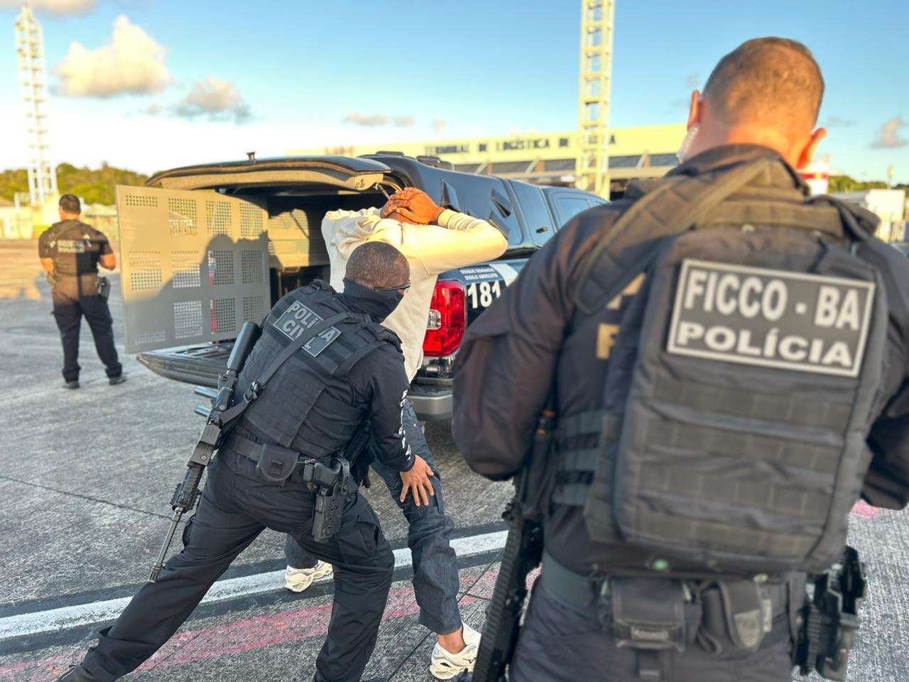 Chega a Salvador casal líder de facção capturado pela Polícia da Bahia na Bolívia