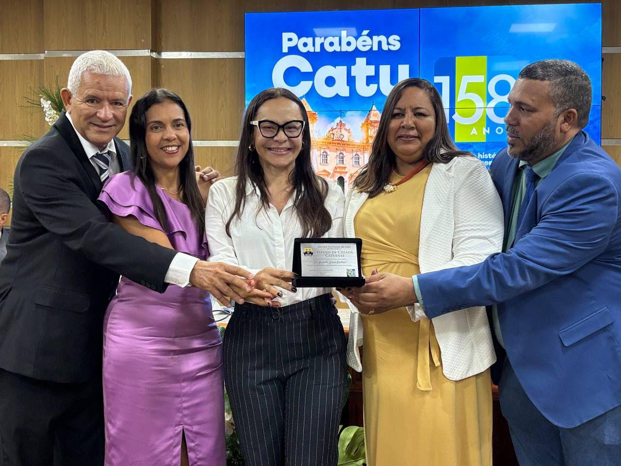 Deputada Ivoneide Caetano recebe título de cidadã de Catu e reafirma compromisso com o município