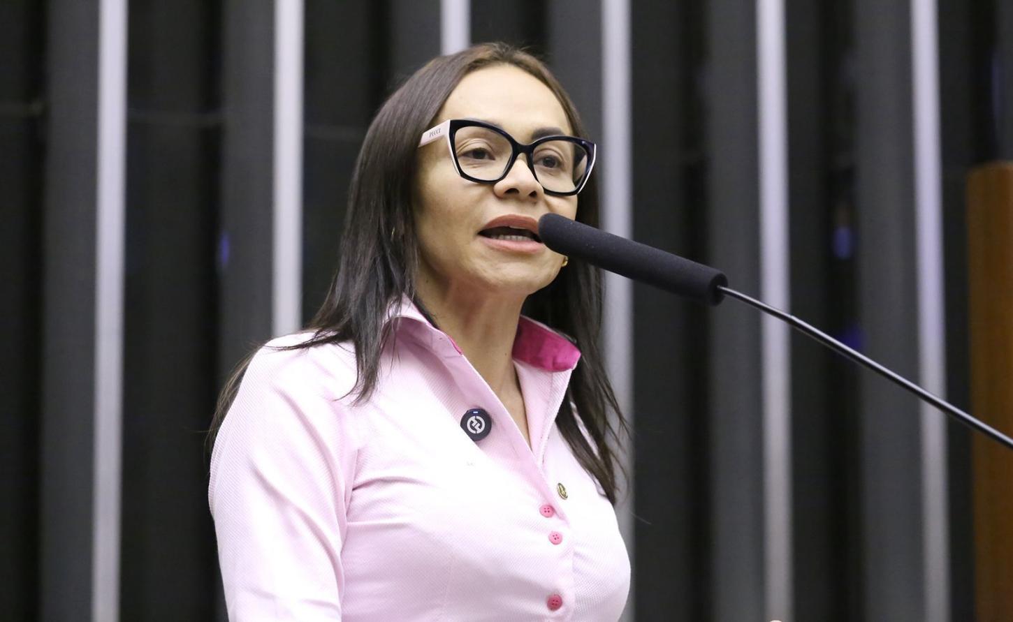 Ivoneide Caetano apresenta pacote de projetos para ampliar direitos das mulheres e das famílias atípicas
